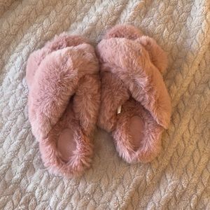 🎀Brand new super fuzzy pink slippers🎀